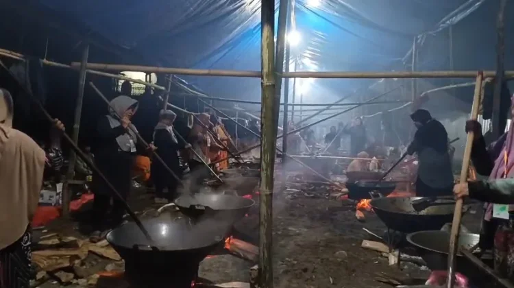 Gotong Royong Memasak Meriahkan Persiapan Kenduri Sko Tanjung Pauh