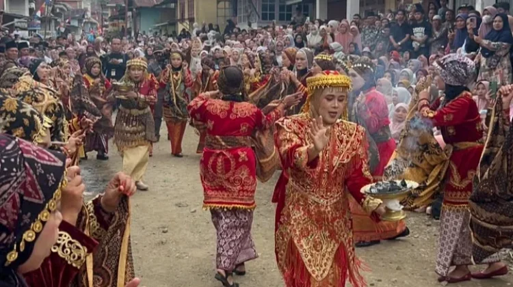 Tari Iyo-Iyo Hidupkan Warisan Adat Kenduri Sko Tanjung Pauh