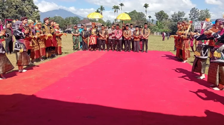Bupati Monadi Hadiri Pelantikan Pemangku Adat dan Kenduri Sko di Sanggaran Agung