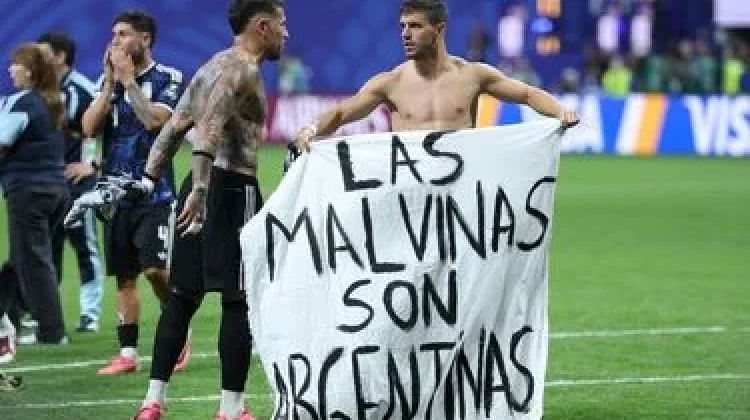 PM Inggris Desak FIFA Usut Spanduk Malvinas yang Dibentangkan Pemain Argentina