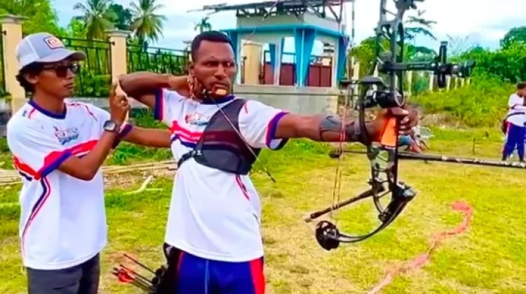 Atlet Panahan Papua Barat Asah Insting dari Berburu Babi