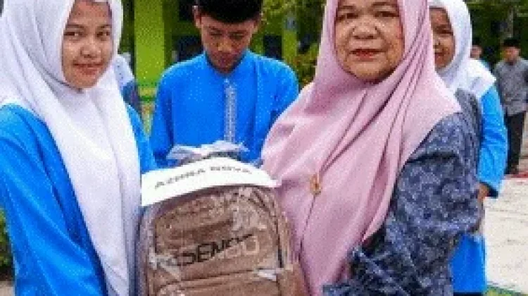 Tumbuhkan Semangat Belajar,MTsN 2 Kerinci Salurkan Tas dan Alat Tulis untuk Siswa