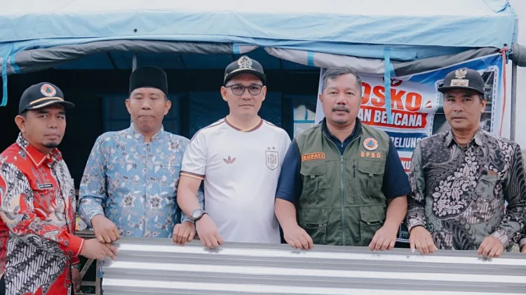 Mulai Seng hingga Terpal,Bupati Monadi Serahkan Bantuan Korban Puting Beliung