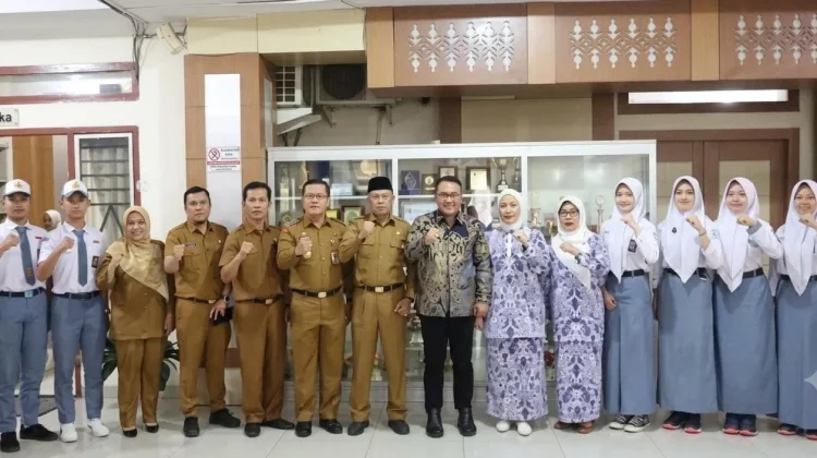 Wako Alfin Lepas Pelajar Terbaik Sungai Penuh ke Paskibraka Nasional dan Provinsi