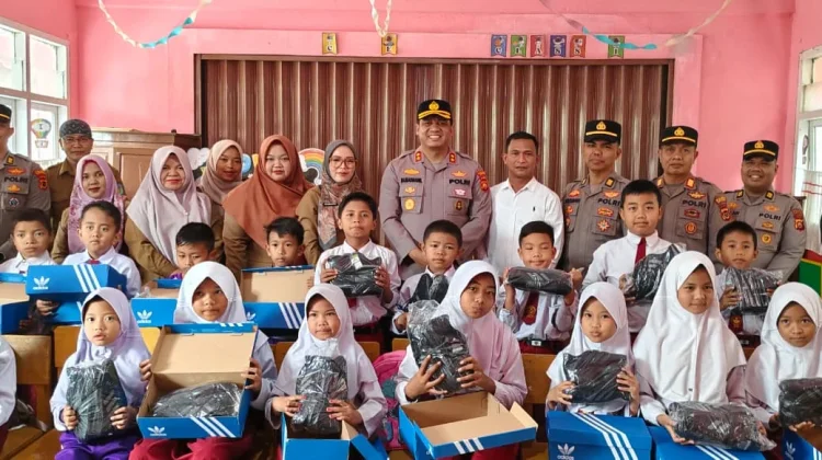 Polres Kerinci Salurkan Sepatu Sekolah bagi Siswa Kurang Mampu