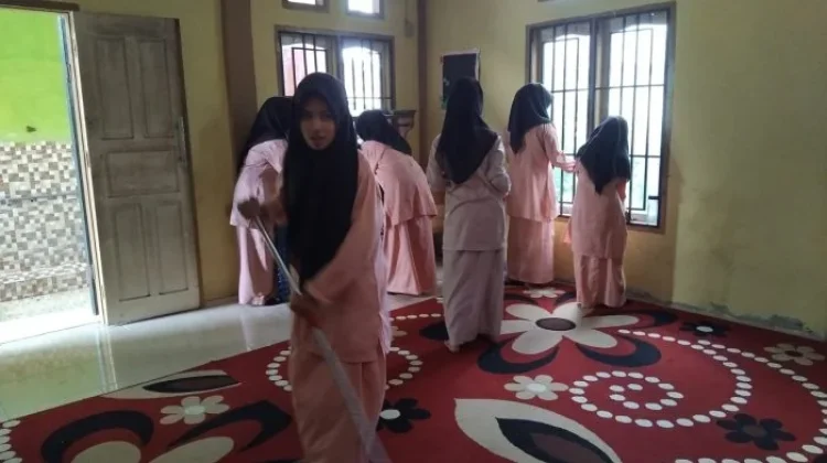 Tanamkan Kepedulian sejak Dini, Siswa MTsN Rutin Rawat Kebersihan Musholla