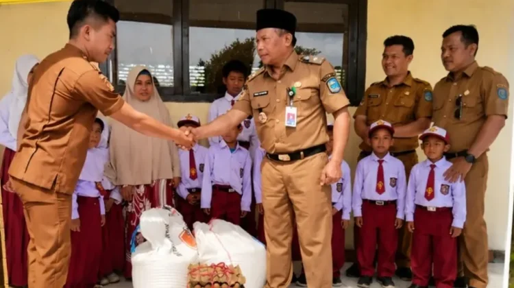 Dinas Pendidikan Kerinci Salurkan Program Secanting ke SD Negeri 44 Sungai Bermas
