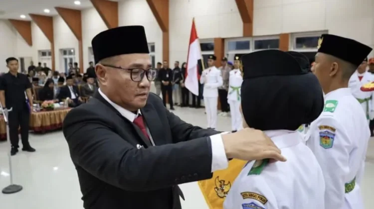 Wako Alfin Kukuhkan 30 Anggota Paskibraka Kota Sungai Penuh Tahun 2026