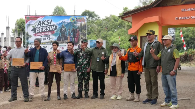 Momen HUT RI,Relawan Angkut 580 Kg Sampah di Jalur Pendakian Danau Gunung Tujuh