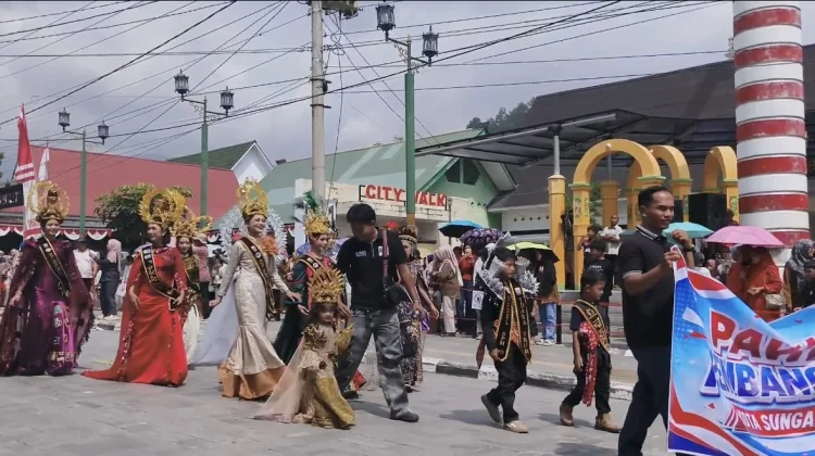 Pawai Pembangunan HUT ke-81 RI di Kota Sungai Penuh Meriah, Wako Alfin Apresiasi Antu