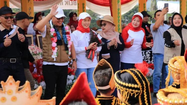 Meriah, Alfin-Azhar Buka Pawai HUT RI Ke-81