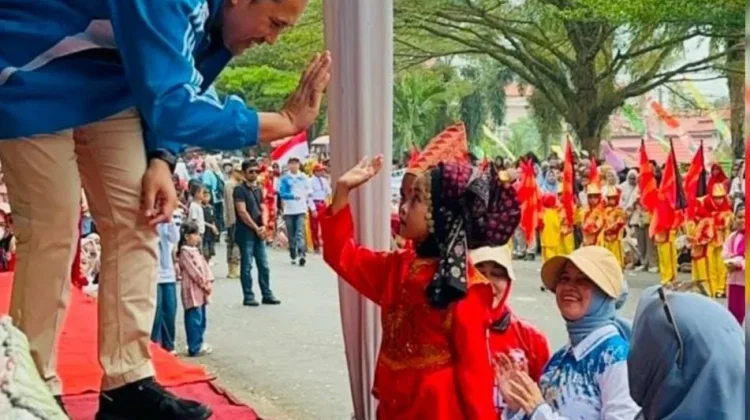 Pengantin Cilik Curi Perhatian di Pawai HUT RI di Merangin