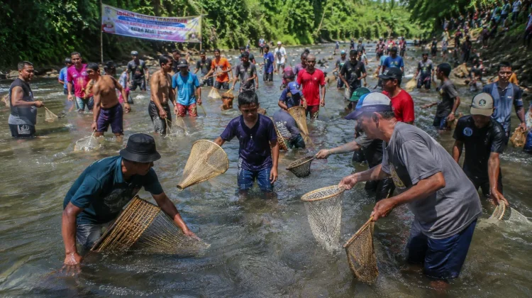 Semarak HUT RI, Warga Tanjung Genting Hilir Ramai Tangkap ikan di Lubuk Larangan
