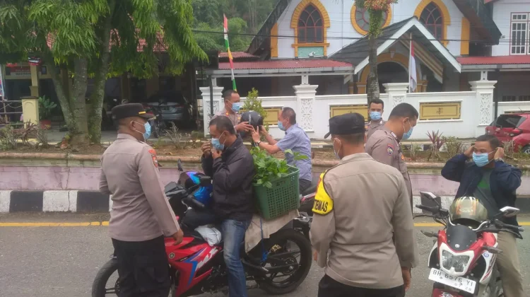 Polres Kerinci Bagikan 700 Masker Gratis untuk Pengendara