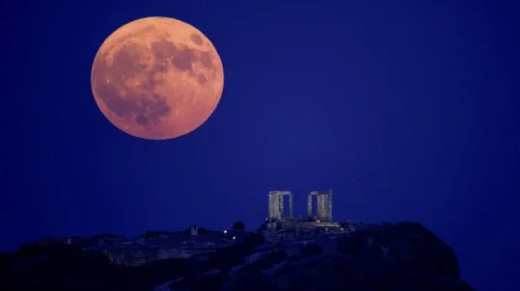 Bagaimana Cara Menyaksikan Sturgeon Moon yang Jarang Terjadi Ini?