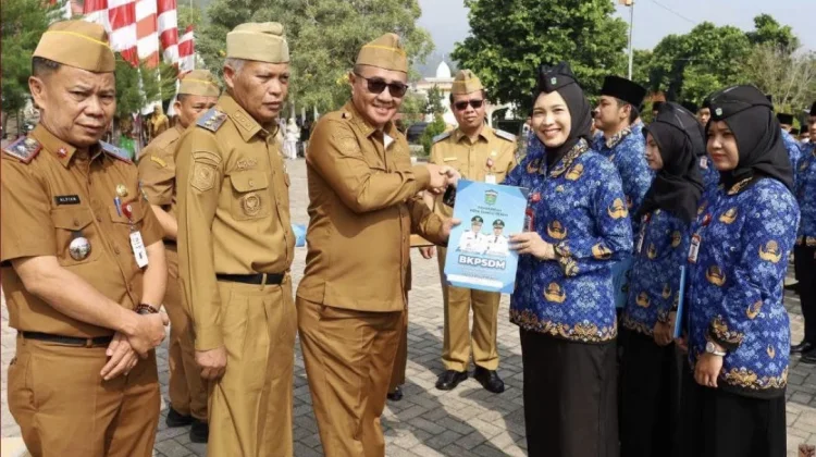 Wako Serahkan 195 SK PNS