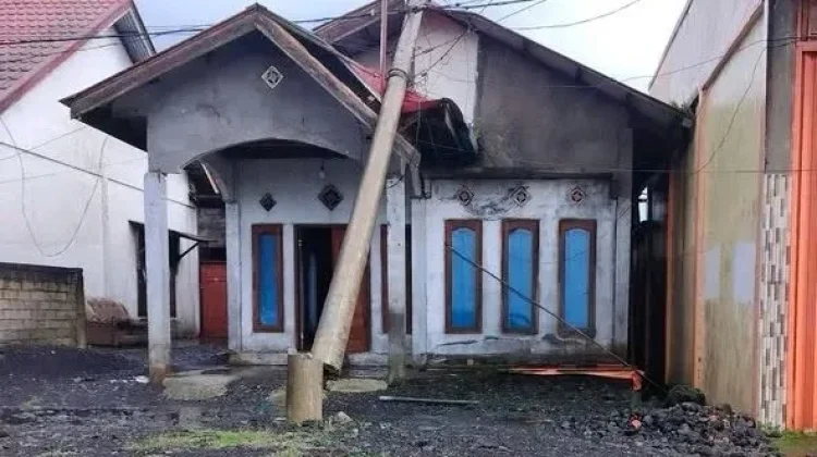 Angin Kencang, Membuat Tiang Listrik Roboh hingga Menimpa Rumah Warga Kerinci