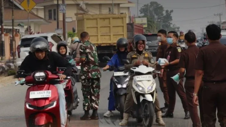 Peduli Kesehatan Warga, Kejari Sungai Penuh Turun Bagikan Masker