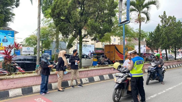 dalam Rangka HUT ke-81 RRI, SMA N 4 Angkatan 07 Bersama SMSI Bagikan 10 ribu Masker