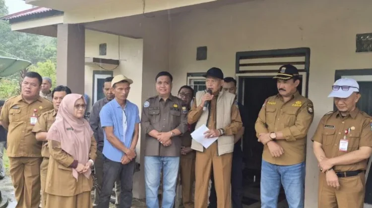 Wawako Serahkan Bantuan Bibit Ikan ke Kelompok Tani
