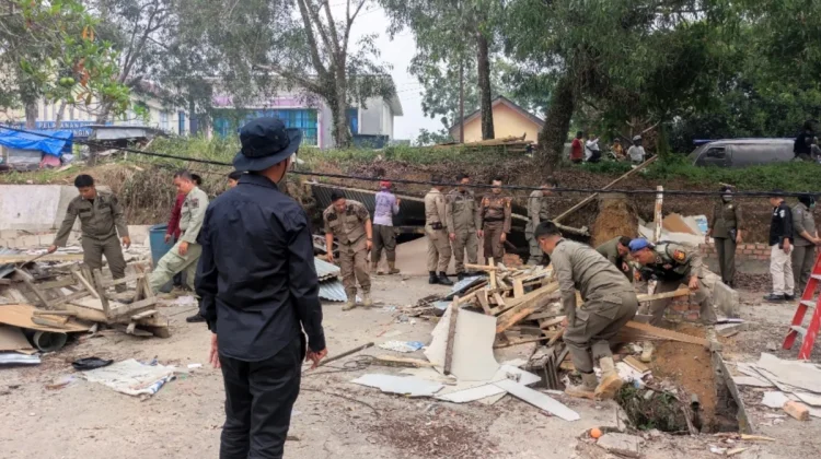 Pemkab Merangin Bongkar Kios PKL di Dua Lokasi,Pedagang Disiapkan Relokasi