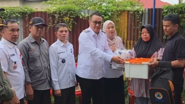 Wali Kota Alfin Serahkan Bantuan Bagi Korban Kebakaran di Hamparan Rawang