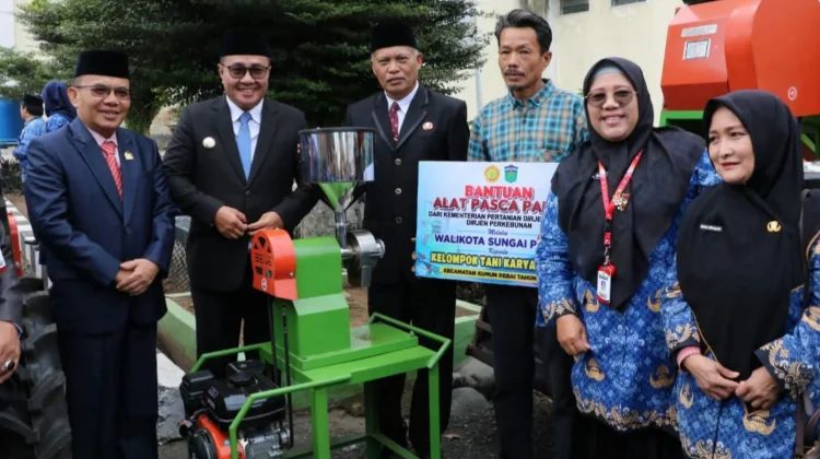 Hari Kesaktian Pancasila, Wako Alfin Salurkan Bantuan Tani