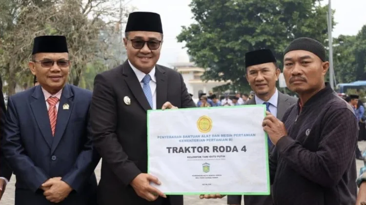 Wako Serahkan Bayuan Alsintan