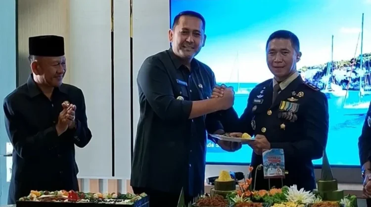 HUT ke-81 TNI, Dua Bupati di Sarko Kompak Potong Tumpeng