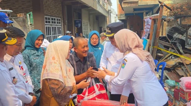 Empati dan Peduli, Wako Alfin Sambangi Korban Kebakaran Pasar Baru