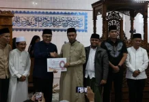 Wako Alfin Serahkan  Bantuan Rp10 Juta untuk Masjid Baiturrahman