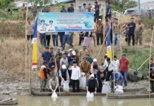 Gubernur Al Haris dan Wako Tebar Benih Ikan