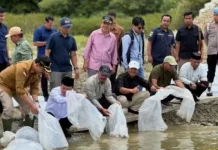 Monadi dan Al Haris Tinjau PLTA, Tebar Benih Ikan