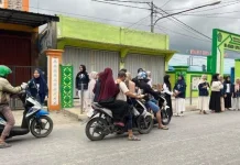 Siswa MTsN 1 Sungai Penuh Bagikan Takjil Kepada Pengendara