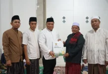 Safari Ramadhan, Sekda Merangin Serahkan Bantuan untuk Masjid Al Muhajirin