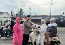 Polsek Air Hangat Bagikan Ratusan Takjil untuk Masyarakat