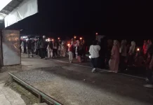 Cahaya Obor Iringi Takbir, Tradisi Warga Sanggaran Agung Penuh Kebersamaan