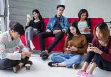 Kebiasaan sering buka ponsel ketika orang berbicara, ini ciri kepribadiannya