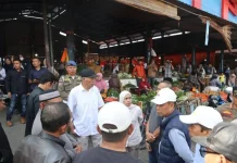 Azhar Hamzah Tinjau Pasar Tanjung Bajure, Pastikan Kondisi Tetap Tertib