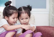 Screen Time Berlebih pada Anak Berisiko Gangguan Komunikasi