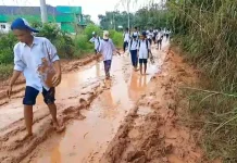 Jalan Rusak, Siswa SMP Merangin ke Sekolah tanpa Sepatu
