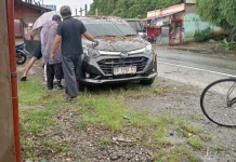 Mobil Parkir Tertimbun Material Longsor usai Hujan Lebat di Kerinci