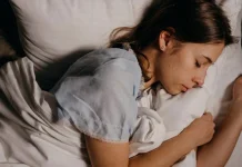 Sering terbangun saat tidur? Ini penyebab dan tanda normalnya