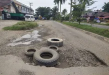 Lubang Menganga di Jalur Tiga Bangko, Pengendara Khawatir Jadi Pemicu Kecelakaan