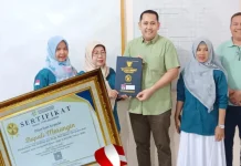 Bupati Merangin Terima Penghargaan atas Dukungan Gerakan Ayah Teladan