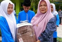 Tumbuhkan Semangat Belajar,MTsN 2 Kerinci Salurkan Tas dan Alat Tulis untuk Siswa