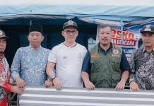 Mulai Seng hingga Terpal,Bupati Monadi Serahkan Bantuan Korban Puting Beliung