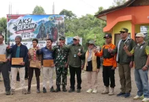 Momen HUT RI,Relawan Angkut 580 Kg Sampah di Jalur Pendakian Danau Gunung Tujuh