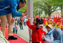 Pengantin Cilik Curi Perhatian di Pawai HUT RI di Merangin