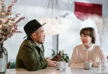 8 Gestur Sederhana yang Bisa Menjadi Tanda Seseorang Diam-Diam Tertarik pada Anda